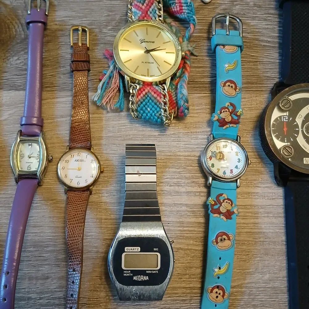 Huge Watch Lot of 35+ Mixed Brands Vintage & Modern Parts/Repair Untested-Box E